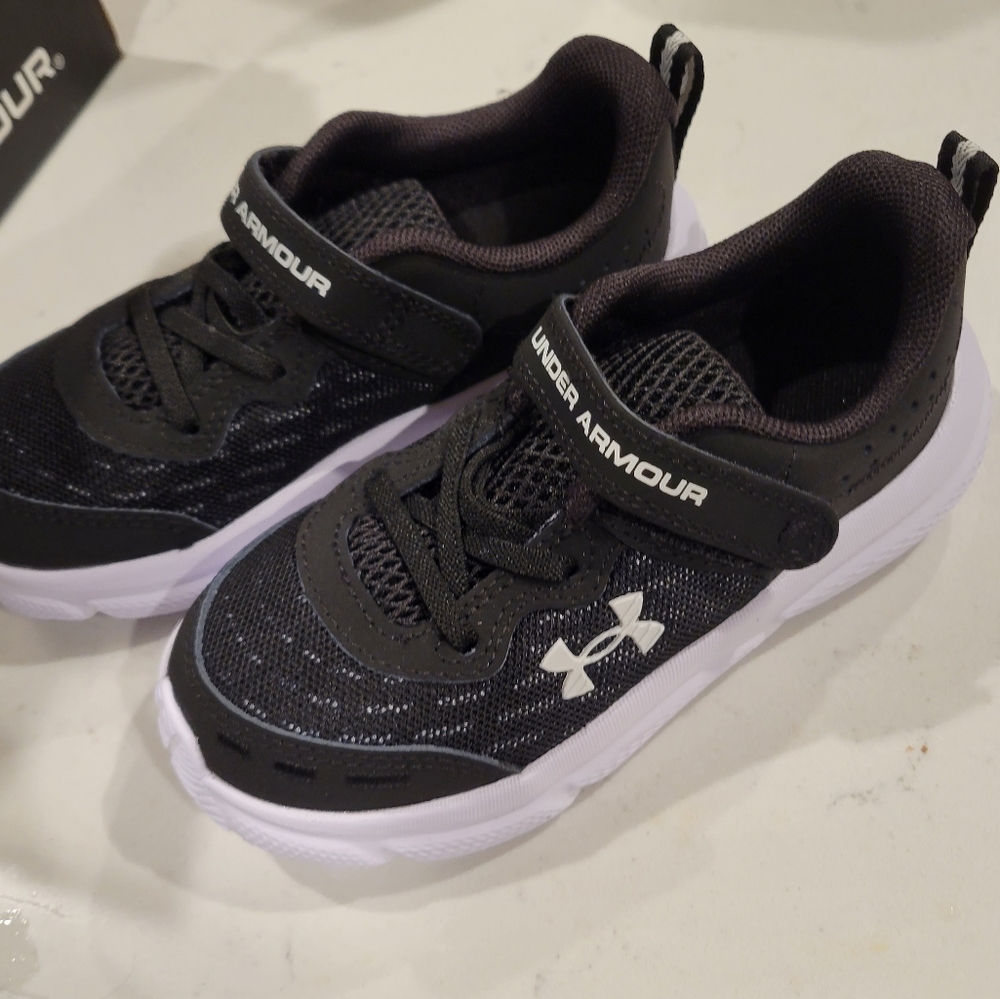 Under armour toddler pre-k tennis shoes. Size 10